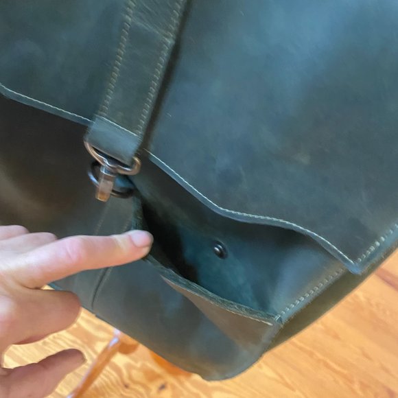 LOVELY GREEN LEATHER BACKPACK WITH LAPTOP COMPARTMENT - Picture 6 of 14